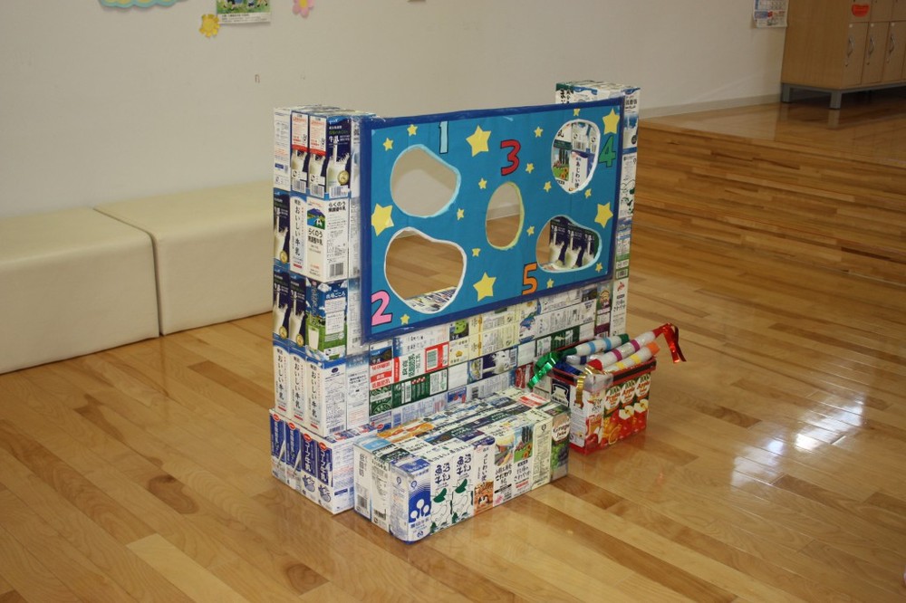 室内遊具 牛乳パックのトンネル