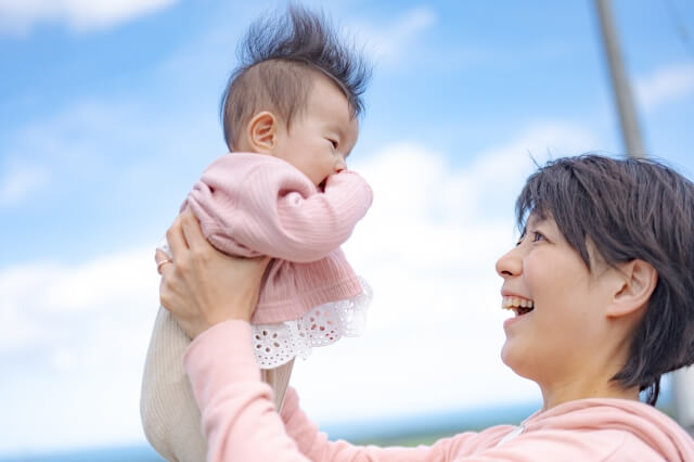 赤ちゃんはいつから笑うの？成長度合いによる笑いの意味と笑わせるコツを解説！comottocomottoコラム - NTTドコモ