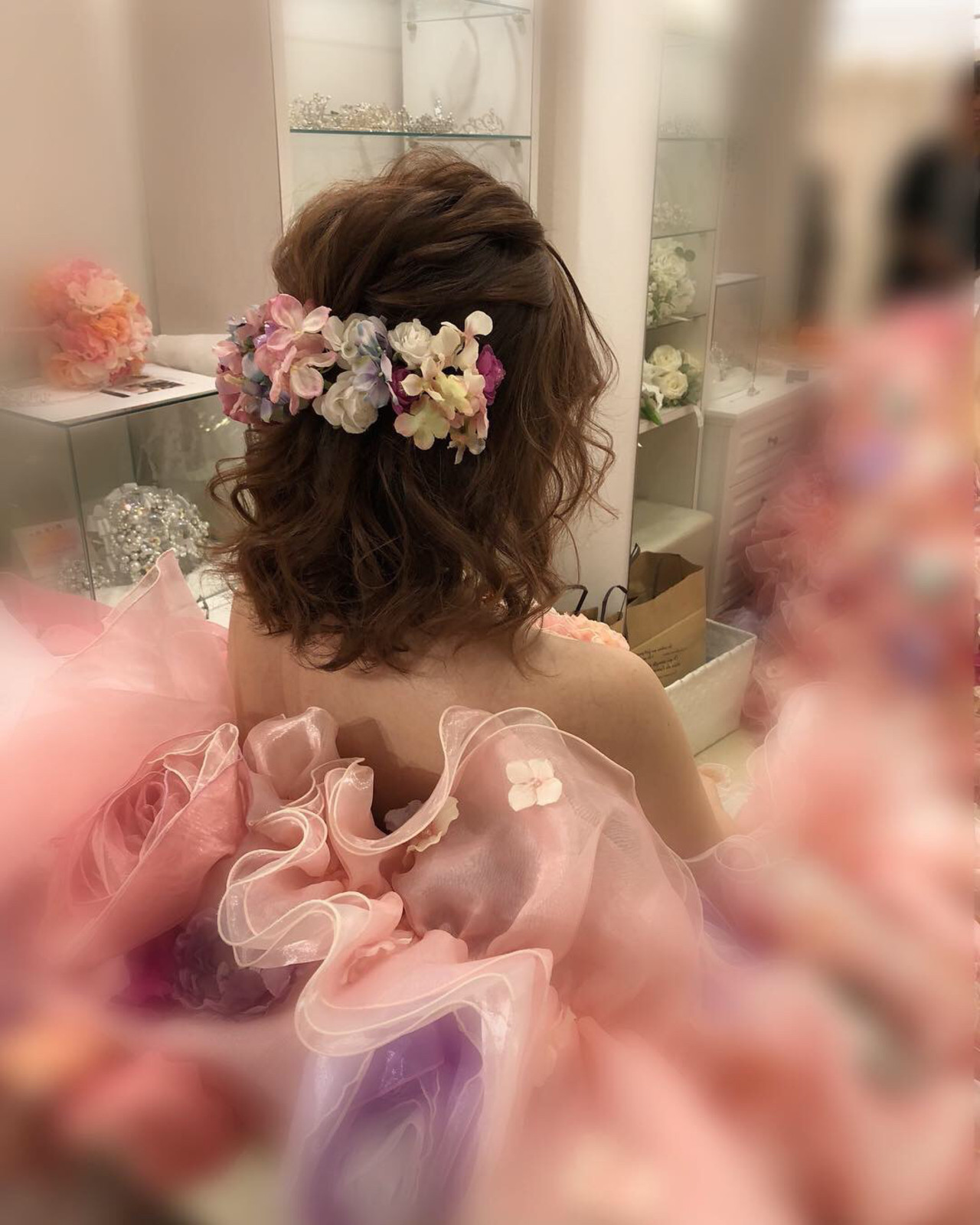 結婚式に行ってきました👗🫧 髪はハーフアップ風にして、花冠💐 嫌がらずにつけれるようになって成長感じた 1歳女の子1歳2ヶ月結婚式お呼ばれお呼ばれコーデベビードレス花冠ベビーヘアアクセサリーベビーヘアアレンジ赤ちゃんコーデママ