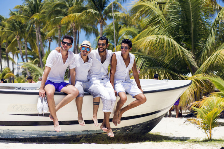 白人の背景に対する大人のメキシコ人男性 - ラテンアメリカ人およびラテン系アメリカ人のストックフォトや画像を多数ご用意 - ラテンアメリカ人 およびラテン系アメリカ人, 全身, 腕組み - iStock