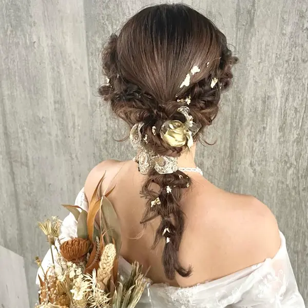お色直しの参考に♡ 花嫁ヘアチェンジ集✨ 挙式から披露宴前 お色直しから二次会まで ドレスや小物、ヘアスタイルで雰囲気を 変えてみるのがオススメです♡ぜひ参考にしてみてください✨ hair&make @primarte_jp花嫁ヘアブライダルヘアメイク結婚式シニヨン