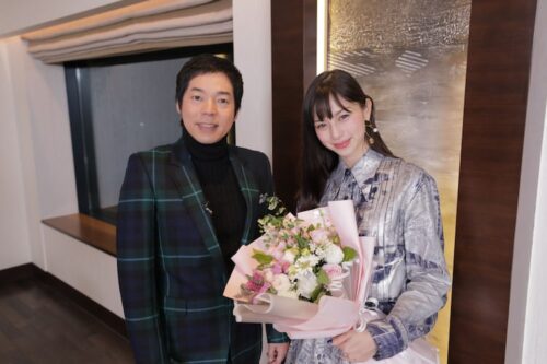 中条あやみ、10年ぶりの再会に涙 父の実家イギリスを訪問 - 女子旅プレス