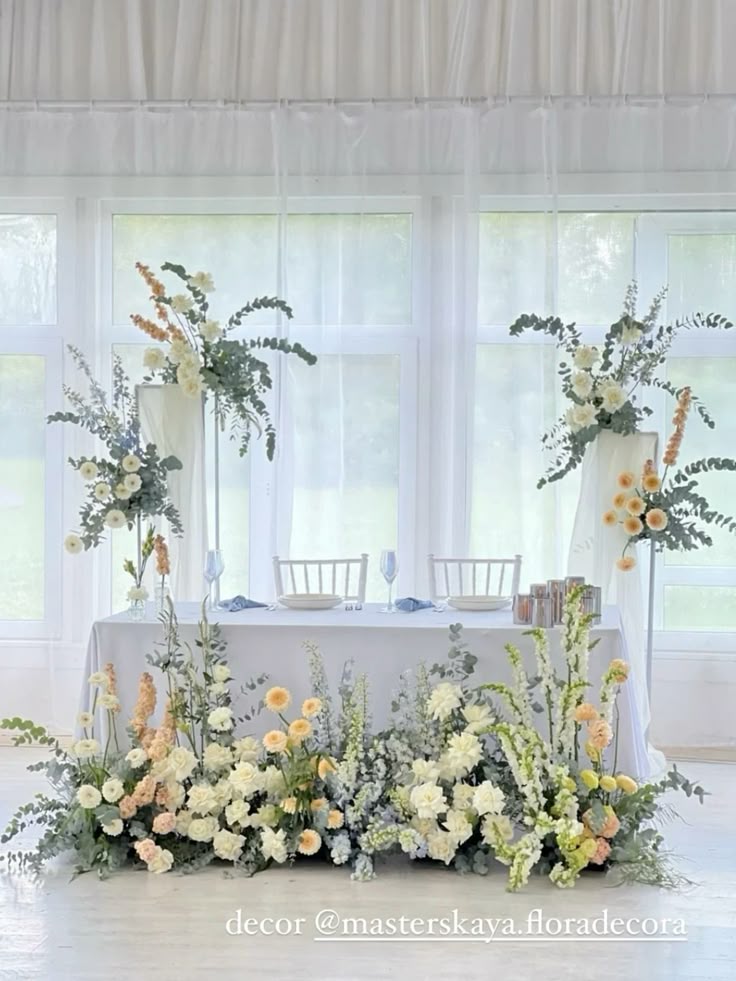 高砂メインテーブルフラワーのご紹介です🌷 同じ会場でもお二人が選ぶ 装花によってこんなにもイメージや雰囲気が変わりお二人らしいメインテーブルになります✨函館国際ホテル函館ウェディングホテルウェディング高砂高砂装花結婚式装花イメージ装花