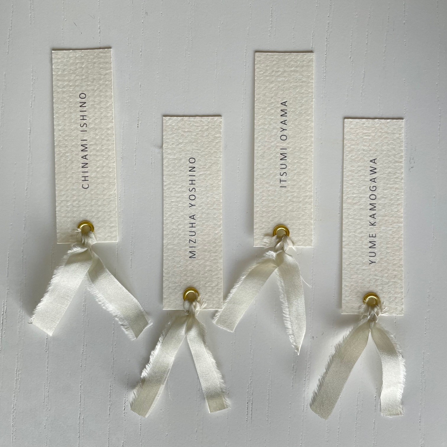 おしゃれすぎる席札手作り アイデアまとめ💡~ 披露宴の必須アイテムといえば ゲストのお席に置く席札！本日はコーディネートの一つにもなるようなおしゃれなデザインの席札をご紹介します 1枚目は 市販のカプセルの中にトレーシングペーパーにお名前を書いてドライ