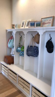 帰宅後は玄関正面のファミリーロッカーで着替えてLDKへ くふうイエタテ