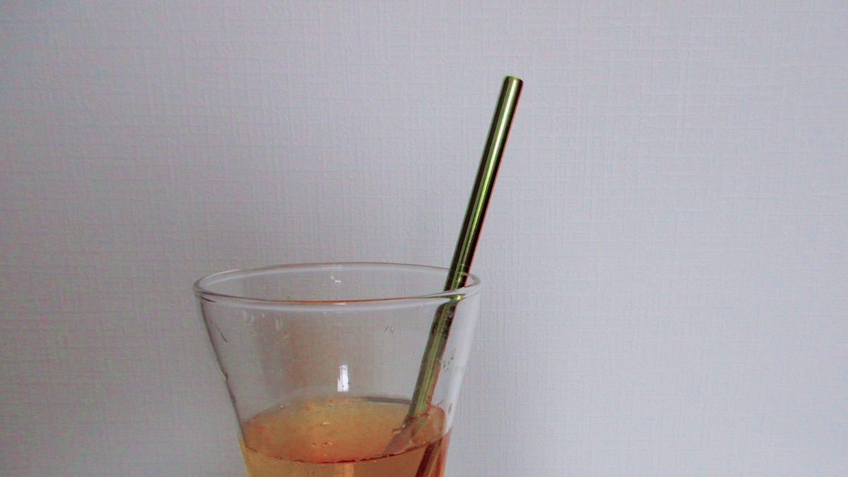 カップルがイチャつく時用のストロー。その真の使い方が判明する - posfie