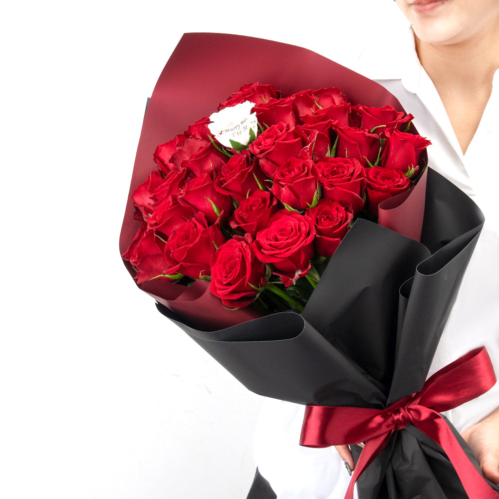 プロポーズでひざまずく理由は？やり方や気をつけること！プロポーズまでの道