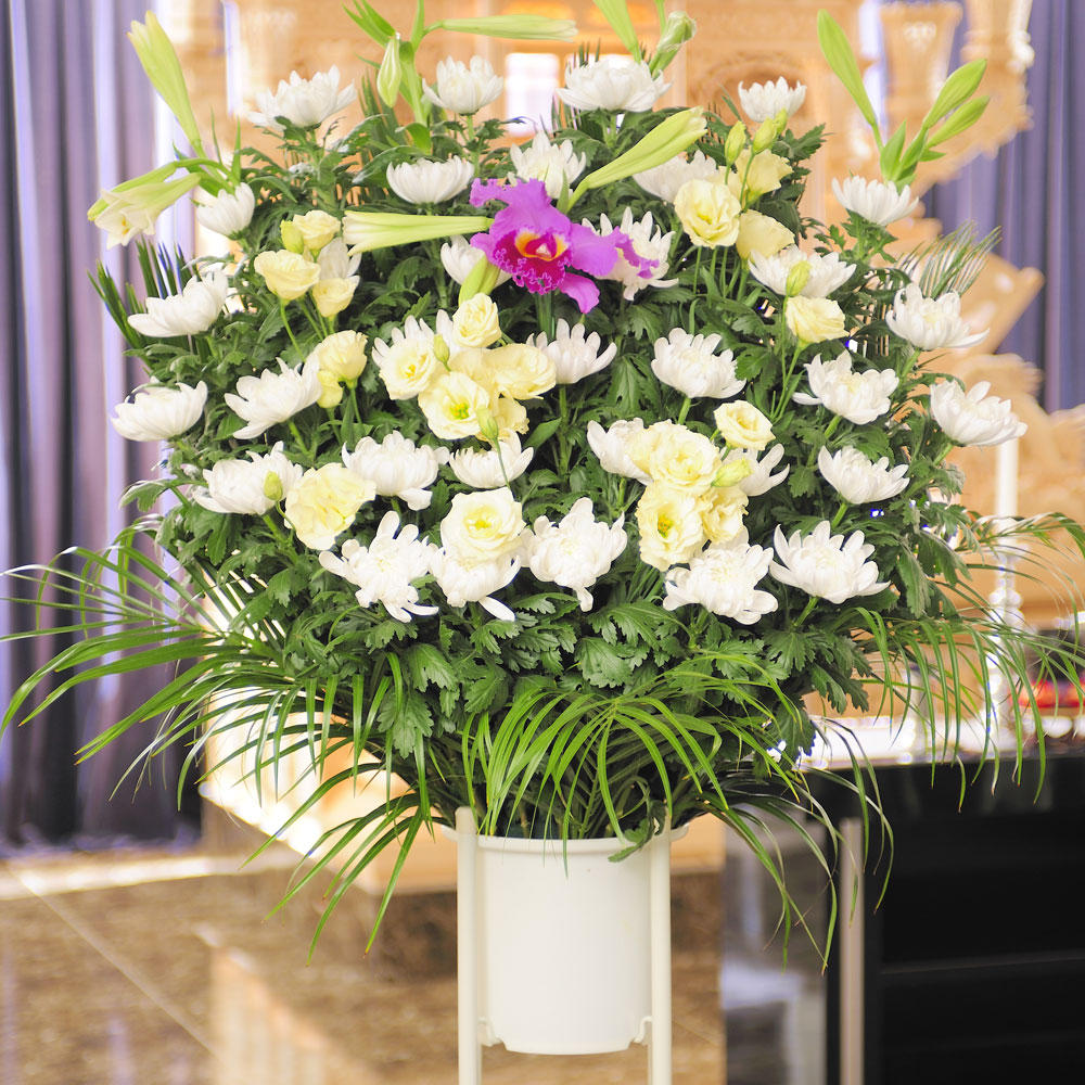 ご自宅の祭壇花 故人様の明るい人柄のように、向日葵を入れて明るく爽やかな色合いでお作りしました🌸ゆいプラン那覇市葬儀沖縄葬儀事前相談葬儀花いっぱい花葬儀花屋葬儀家族葬ひまわり明るく爽やかな