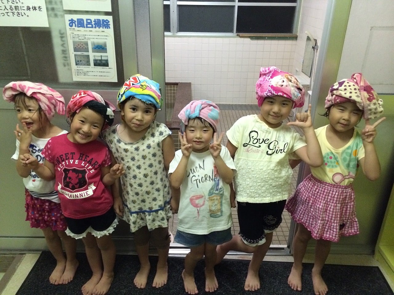 1人お風呂に入る幼い女の子 育児 成長 自立 入浴 衛生 清潔イメージ 写真素材5816861- フォトライブラリ