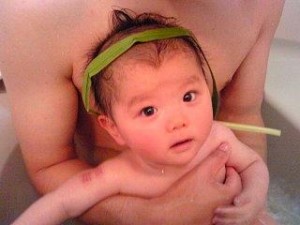 女の子絃ちゃんだけどこどもの日なので菖蒲湯しました🛁✨ 頭が良くなる様にと菖蒲を頭に巻き巻き 母の願望が強すぎて本人はびぇーんちゃんに 😂笑菖蒲を握りしめて泳いでたから厄祓いにもなったかな？笑 .こどもの日菖蒲湯無病息災厄祓いスイマーバ内山