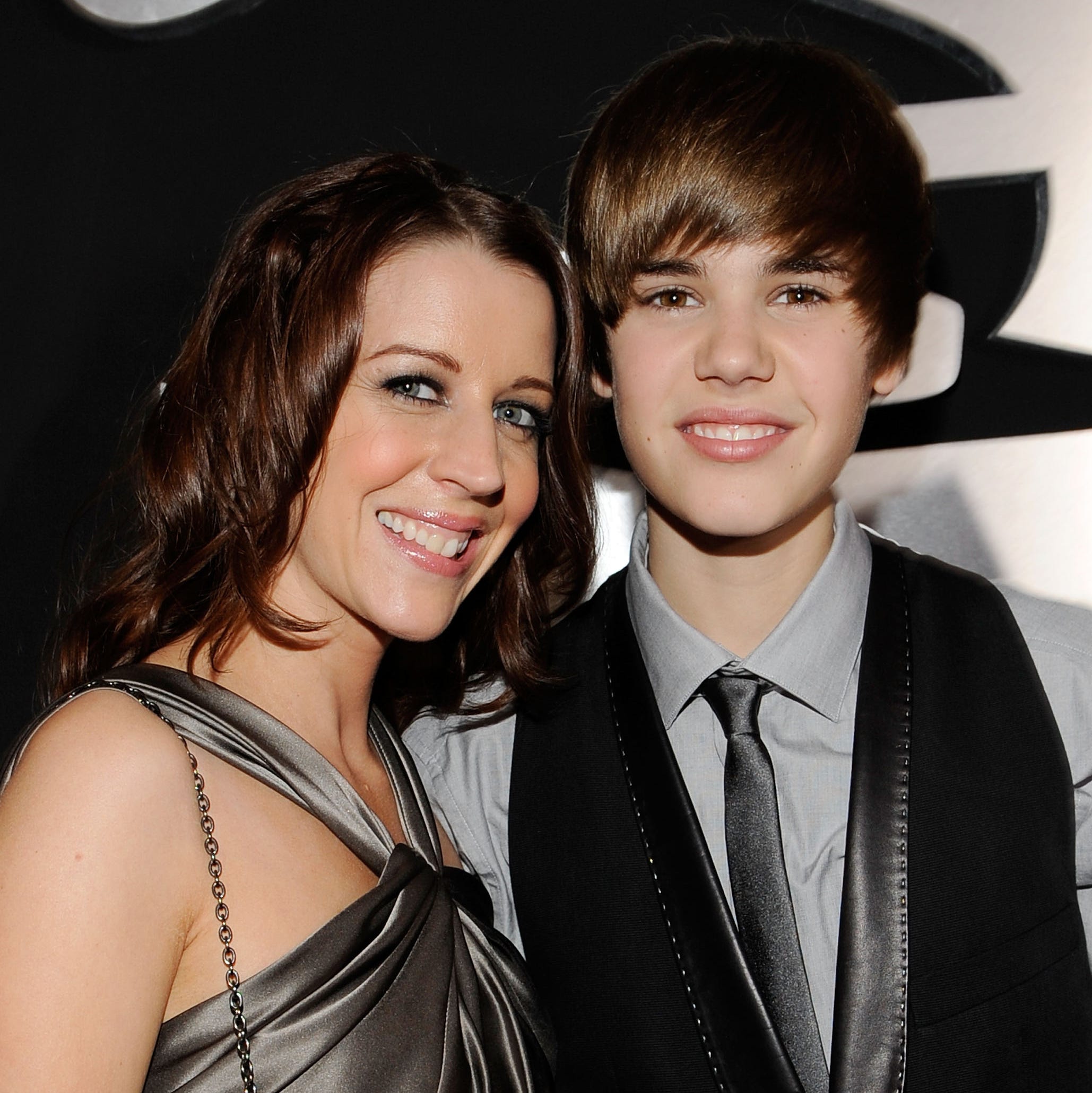 ジャスティン・ビーバーは妻のヘイリーと息子のジャック・ブルースと新しい家族の肖像画を共有しました。 📷:リルビーバ