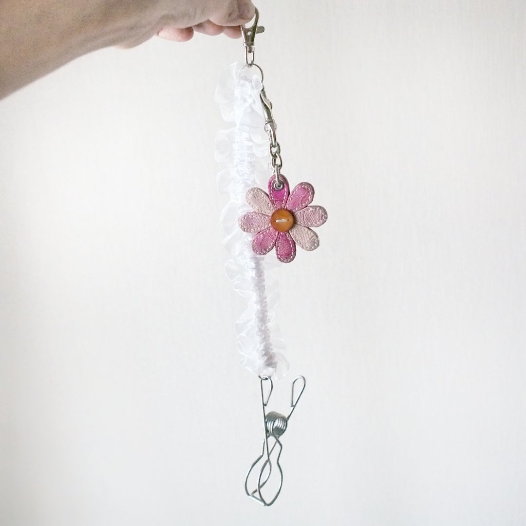 子供のシューズホルダー？シューズクリップ？をダイソー商品で200円で手作りしました☺️靴の持ち歩き時や、一時保管時に役立ちます◎手作りダイソー ダイソー購入品 DAISO DAISO購入品 ハンドメイド ベビーグッズ 便利グッズ 100均 100均リメイク シューズホルダー