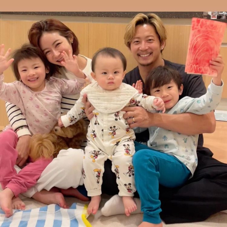 宮崎麗果 夫・黒木啓司さん＆第5子とのお食い初めショット披露に「素敵なご家族」「お美しく上品」の声 - スポニチ Sponichi Annex 芸能