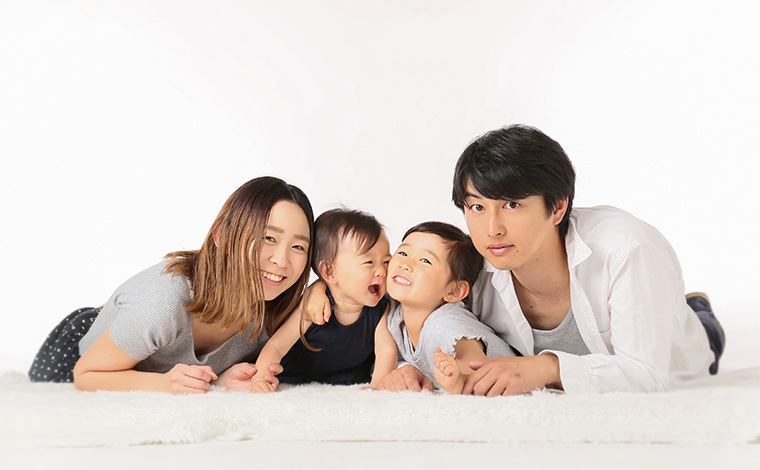 15 件の「室内家族撮影ポージング」のアイデアを今すぐ保存家族写真のポーズ、ファミリーフォト、家族写真 おしゃれ など