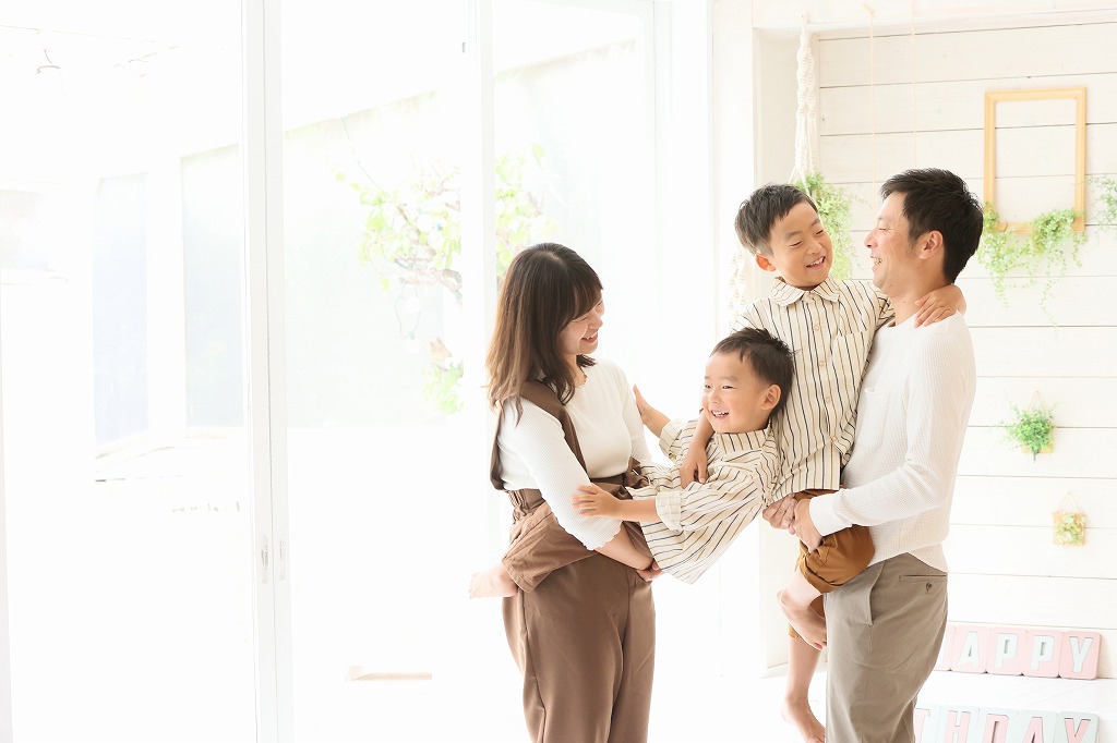 一歳のお誕生日やハーフバースデー記念の服装は、ドレスやタキシードも良いですが、タカツ写真館では普段着での撮影をおすすめしています。カジュアルに撮る家族写真にはフォーマルな写真では出しにくい季節感や、その時代の空気感を写せるように思います。もうすぐ衣替え