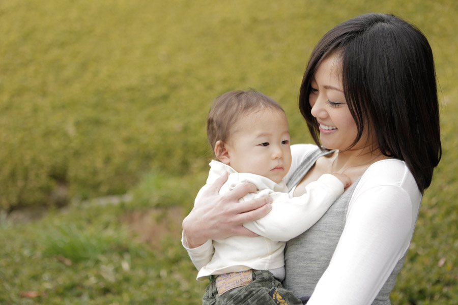 フリー写真赤ちゃんを抱いている日本人の母親パブリックドメインQ：著作権フリー画像素材集