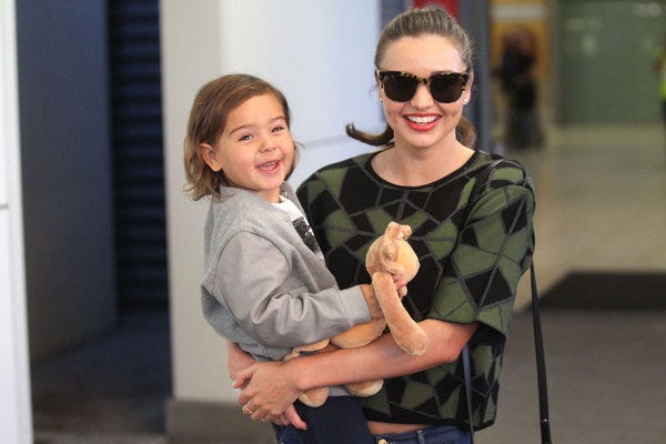 ミランダ・カー Miranda Kerr と息子フリン Flynn Bloom の親子スナップハーパーズ バザー Harper's BAZAAR 公式