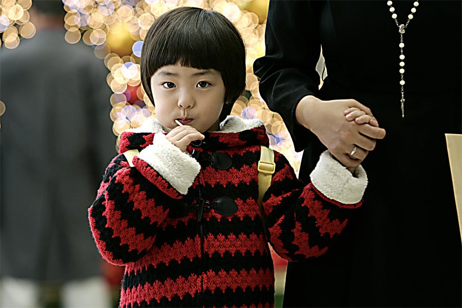 俳優ダニエル・ヘニー、１４歳年下の恋人と結婚発表 ５年前の熱愛説の相手：時事ドットコム