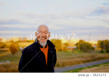 synapusyu シナぷしゅ 「ジユウたいそう」 おじいさん✨ 髭 制作しました🥸 ありがとうございました🌝 衣装も素敵👏@takaharushimizu @fragile_akarin @kiyoshiikeda @uenochika 「シナぷしゅ」 テレビ東京系列にて毎週月曜〜金曜 あさ7:35〜放送！シナぷしゅジユウ