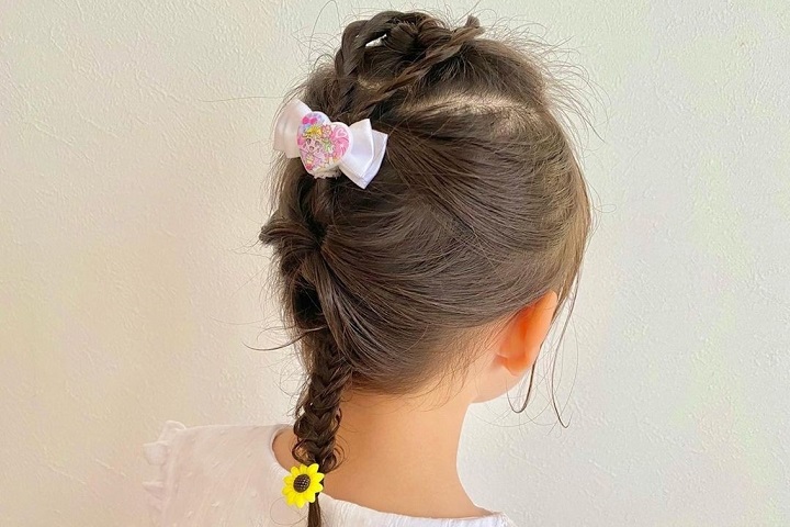 子どものお出かけを可愛くするツインテール風編み込みお団子アレンジヘアレシピ 頭美人