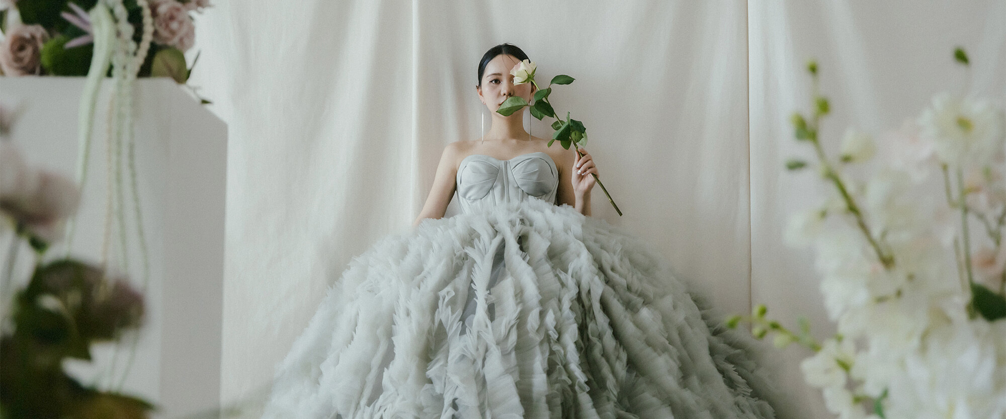 とっても不思議でおしゃれな前撮り写真📸 和装と洋装同時に撮影されたような構図で編集されているのがとっても素敵💕同背景でそれぞれ撮影後、カメラマンが編集してくださったそう👀今中国で流行りの構図だそうですよ♬ * * * * * * * * * * * *⁡📷photo by