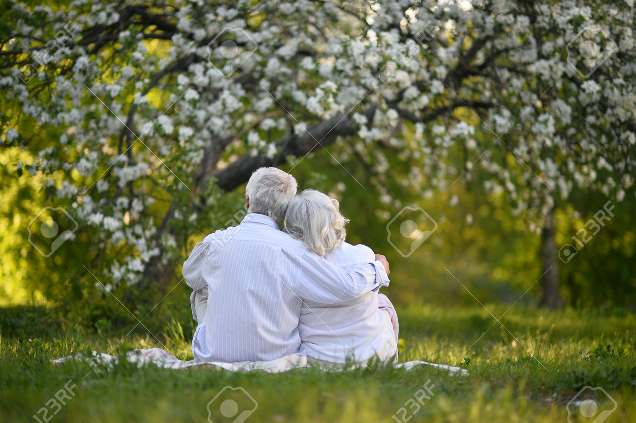 喜ぶ老夫婦の無料イラストフリーイラスト素材集 ジャパクリップ