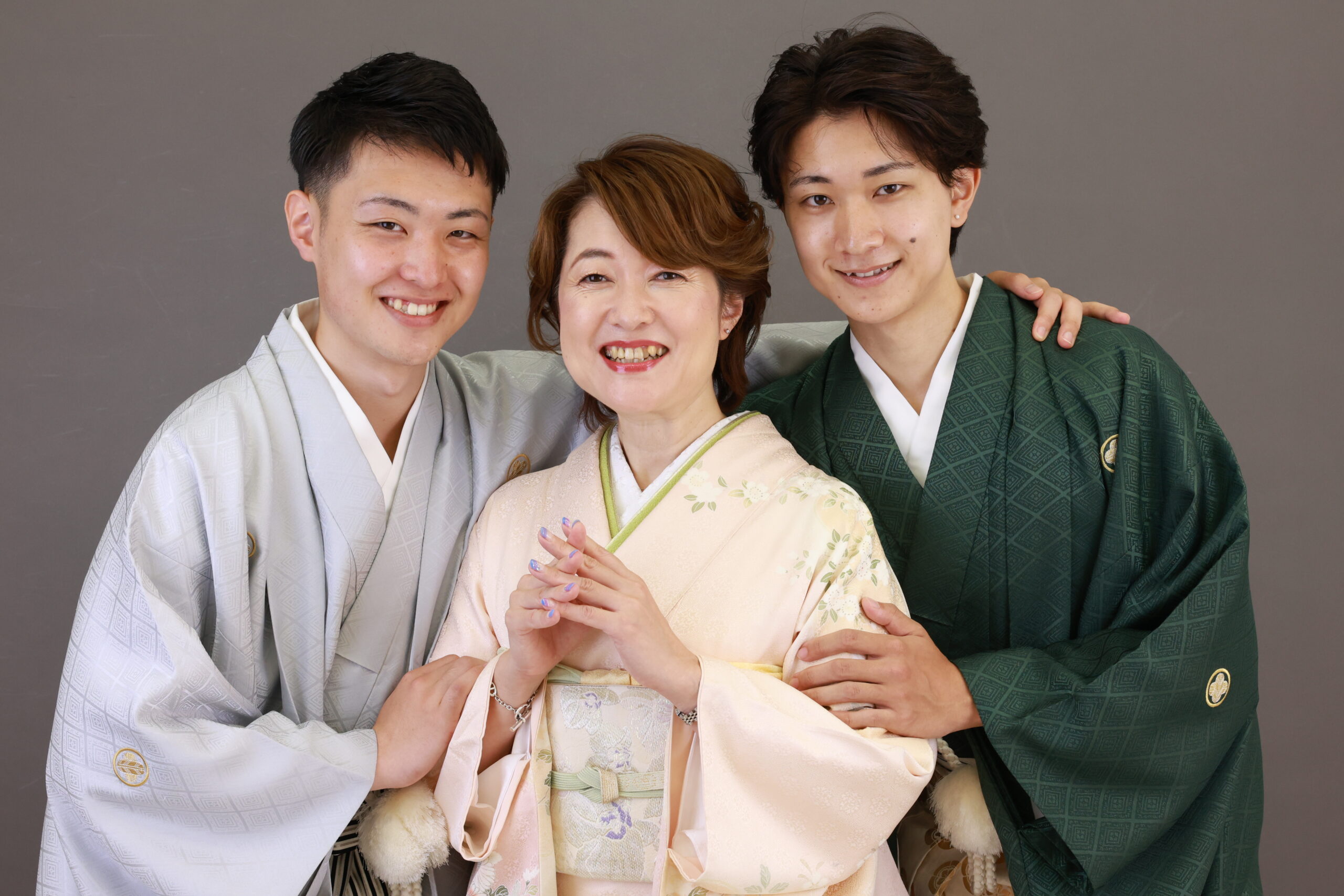 成人式前撮りで家族写真撮影！家族の服装は？千葉県で成人式の振袖レンタル・購入・前撮りなら振袖専門店 谷屋呉服店