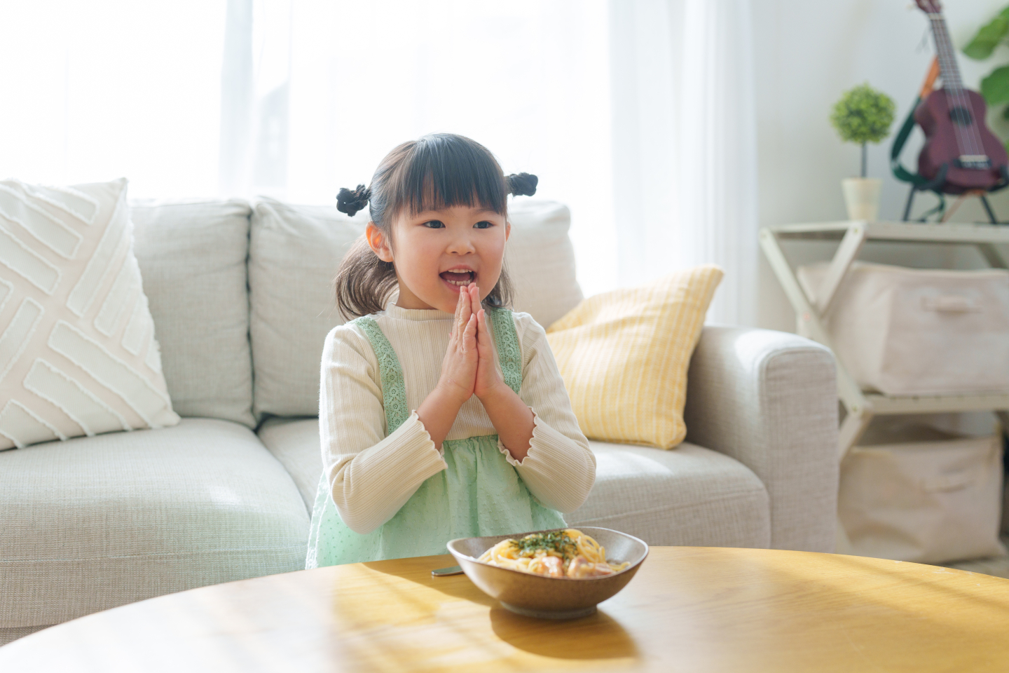 家にお友達が来てくれた時のご飯たち👩🏻‍🍳 大人が多い時は手巻き寿司メインが我が家の定番🤤🍣華やかになるし材料揃えるだけだし味付けの好みも関係ないから✌🏻 +子供用に🍝🍟🍗とか👦🏻👧🏻 子供のお友達が遊びに来てくれる時は、年中さんにもなると小さなシェフたち
