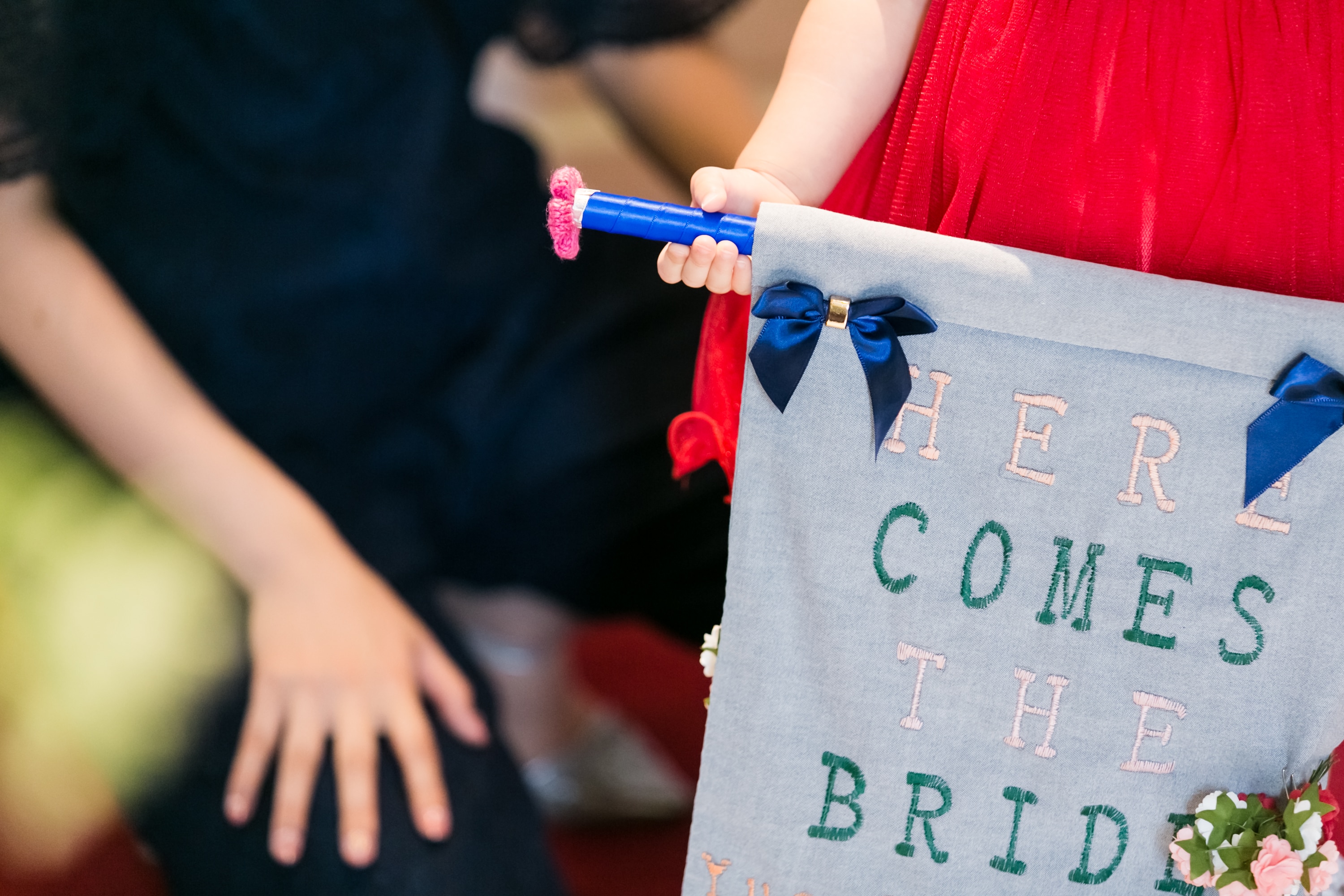 ウエディングフラッグ』とは？ フラッグガール&ボーイのほっこり挙式アイデアも♡マイナビウエディング