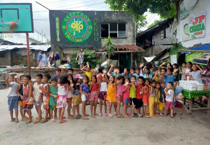 スラムに暮らす貧困の子どもがきれいな服を着ている理由