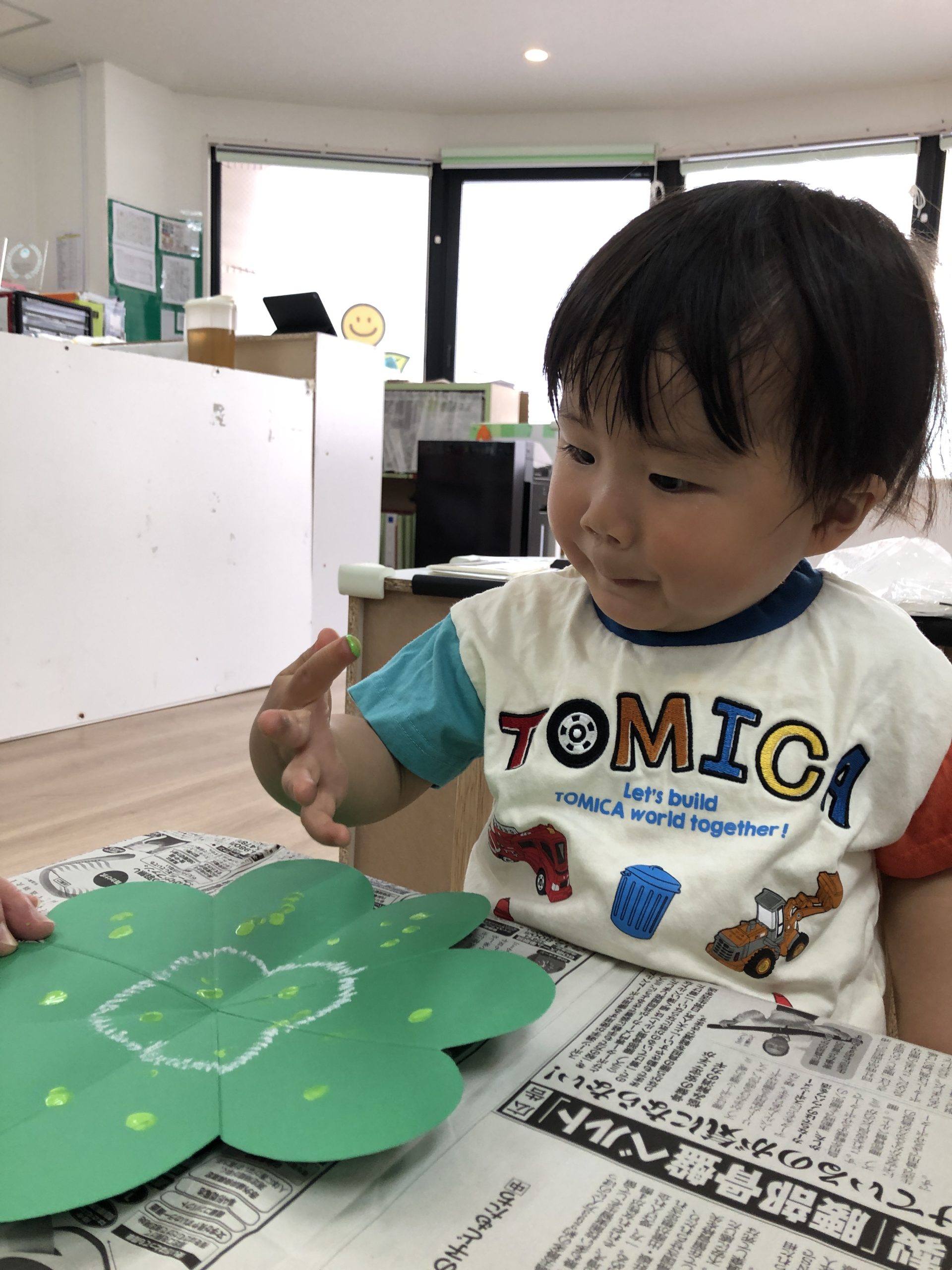 春の製作 四つ葉のクローバーのガーランドの作り方 型紙あり 保育園の壁面製作にも！保育士・幼稚園教諭のための情報メディア ほいくis ほいくいず