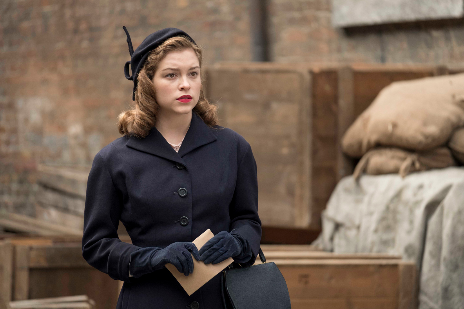 フリー写真マフラー姿で雪の中で佇むイギリス人女性パブリックドメインQ：著作権フリー画像素材集