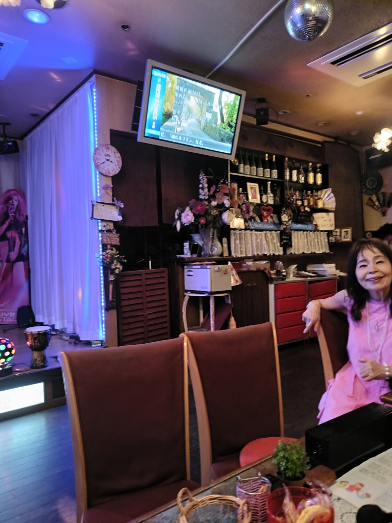 老夫婦は夏の後ろ姿で草の上に座るの写真素材・画像素材 Image 205491051