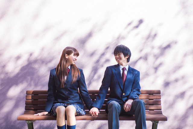 高校生カップルの写真の撮り方７選🙈💞 ・2人でハートポーズ ・座って見つめ合う ・見つめ合うPart1、2 ・鏡越し顔隠し ・撮りあいっこ・鏡越しで見つめ合う ・グローブで顔隠し とっても可愛い撮り方ばかりだから 好きな人との思い出写真の参考にしてみてね🤳🏻♡ Photo