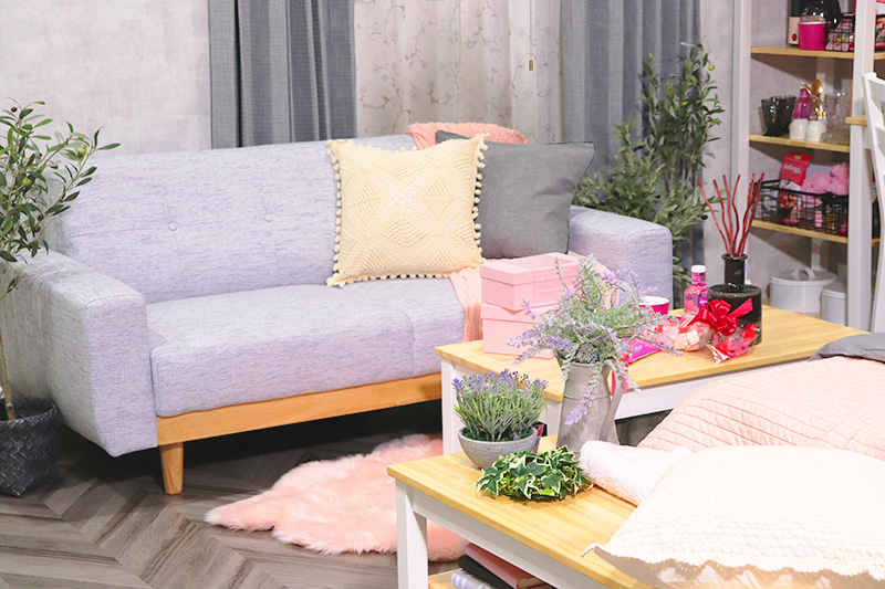 大人可愛い♡グレー×ホワイト×ピンクで作るお洒落なリビング実例