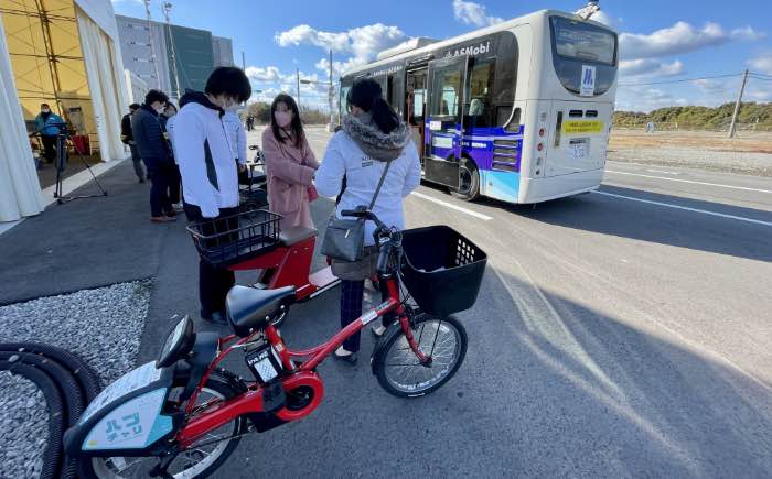 レーサーの井原慶子さんが超軽量小型電動車を披露 三重三重県 ：朝日新聞