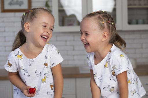 双子の姉はどんな性格？姉を決める方法と双子育児で気をつけたいこと - teniteo テニテオ