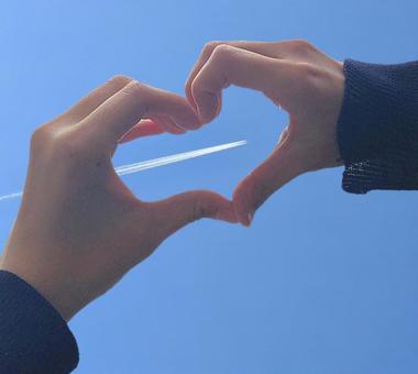 フリー写真手でハートを作りながら顔を近づけるカップルパブリックドメインQ：著作権フリー画像素材集