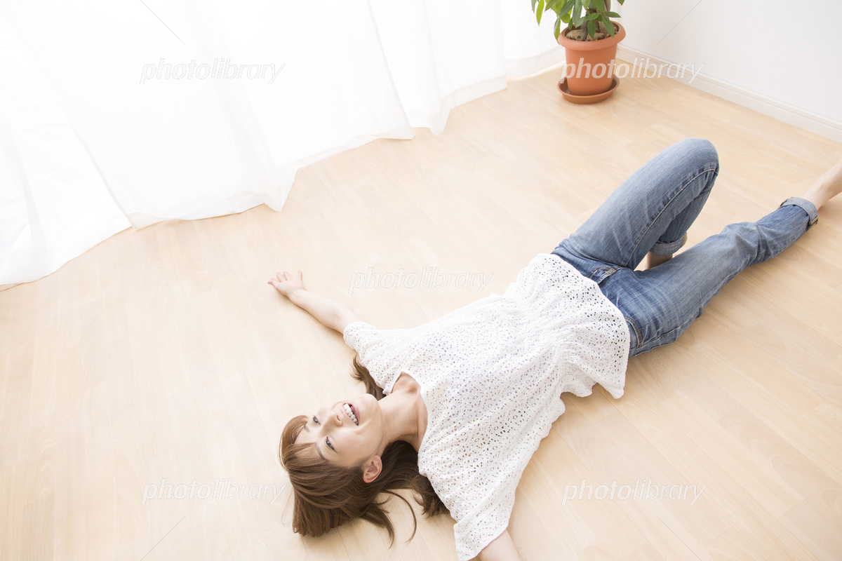 これが育児の現実。床に横たわる2歳児の写真に「わかるwwwwww」