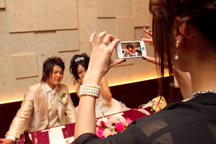 披露宴中 みんなスマホ、どうした？持っていった？ゼクシィ