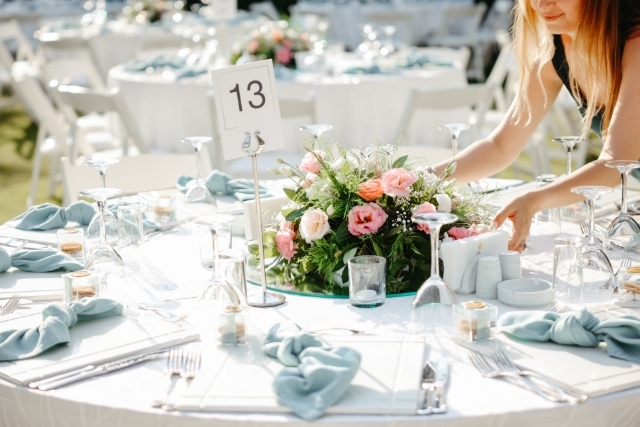 鮮やかな色合いのメインテーブル装花 小瓶にお花を活けることで 透明感と軽やかさをプラスしました daiichiengeidaiichiengeiwedding第一園芸 ---------------------------------flowerflowersweddingweddingshotelweddingウェスティンホテル仙台