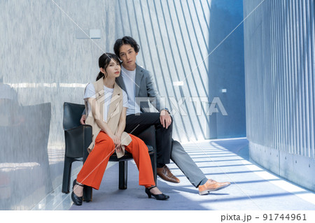 腰に手を回す男性心理を徹底解説！好意か下心か見極めるポイントも紹介