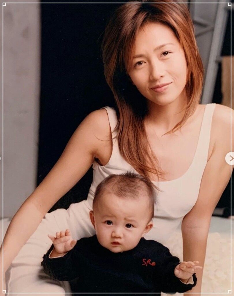 木村拓哉51歳の誕生日に娘のKoki,とCocomiがSNSに投稿した、キムタク と工藤静香とのラブラブツーショット写真に賛否「娘を利用して幸せアピですか」「家族仲よすぎてほっこり」 2ページ目週刊女性PRIME