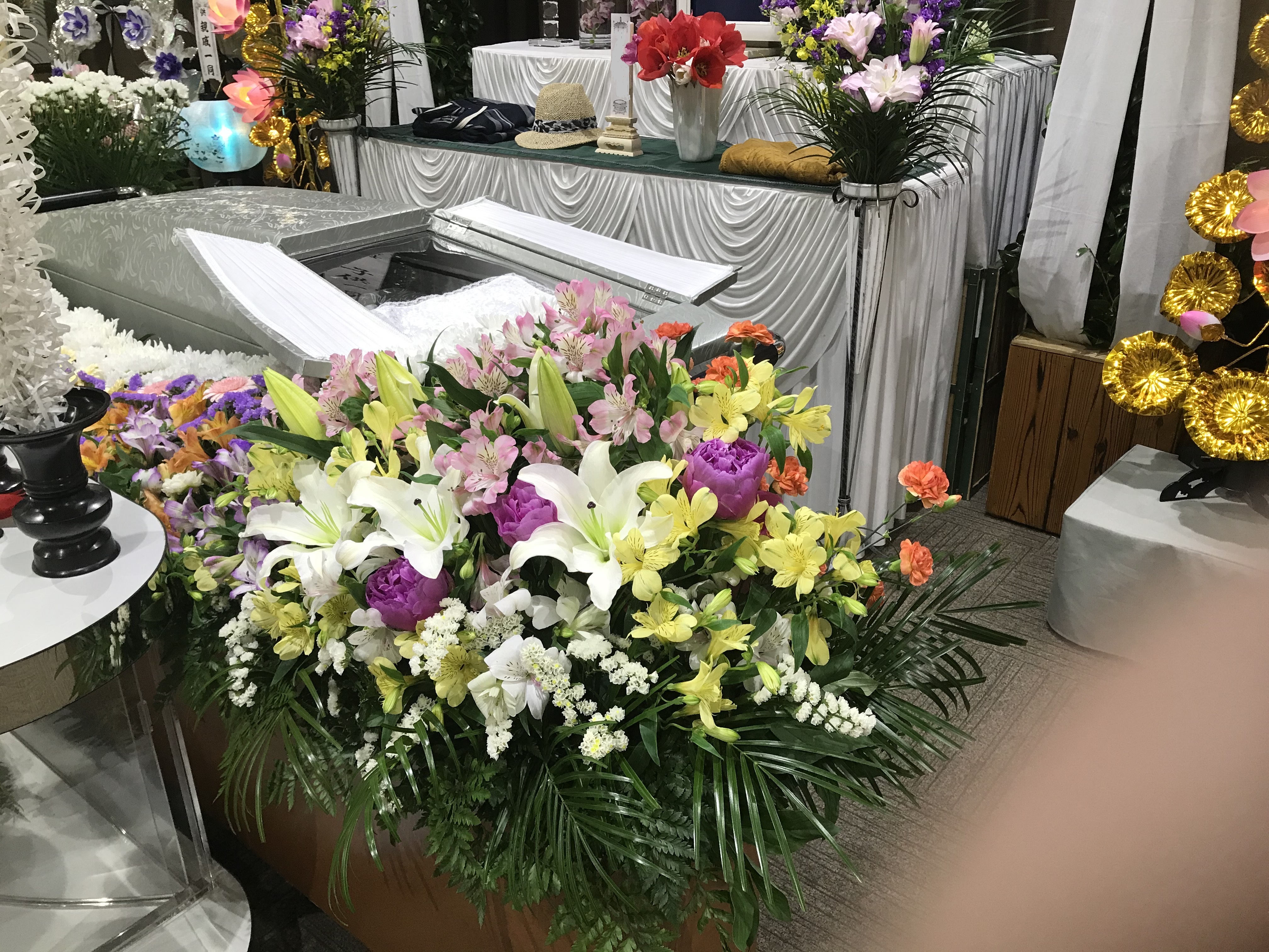 お供花・花祭壇フローリストはなこま