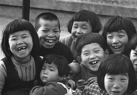 孤児院で、日本式の風呂に入っている子どもたち昭和館デジタルアーカイブ