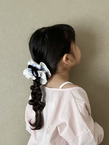 ふわふわハーフアップ🌼 編み込みとか三つ編みのコツも書いてるから ぜひ動画内のコメント読んでみてね📝2歳さんのヘアアレンジヘアアレンジ女の子ヘアキッズヘアアレンジ片編み込み編み込みハーフアップ