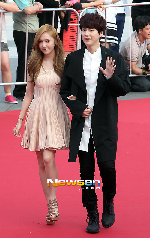 腕を組むカップル 07800066579 の写真・イラスト素材アマナイメージズ