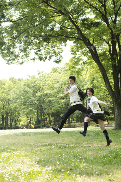 たくさんのパターン」緑鮮やかな公園で仲良く笑顔のカップルフォト撮影OurPhoto アワーフォト