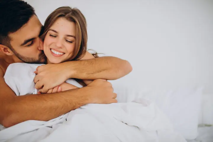 ハグの仕方でわかる彼氏の本気度をチェック！膝の上や座ってする時の男性心理とは？Smartlog