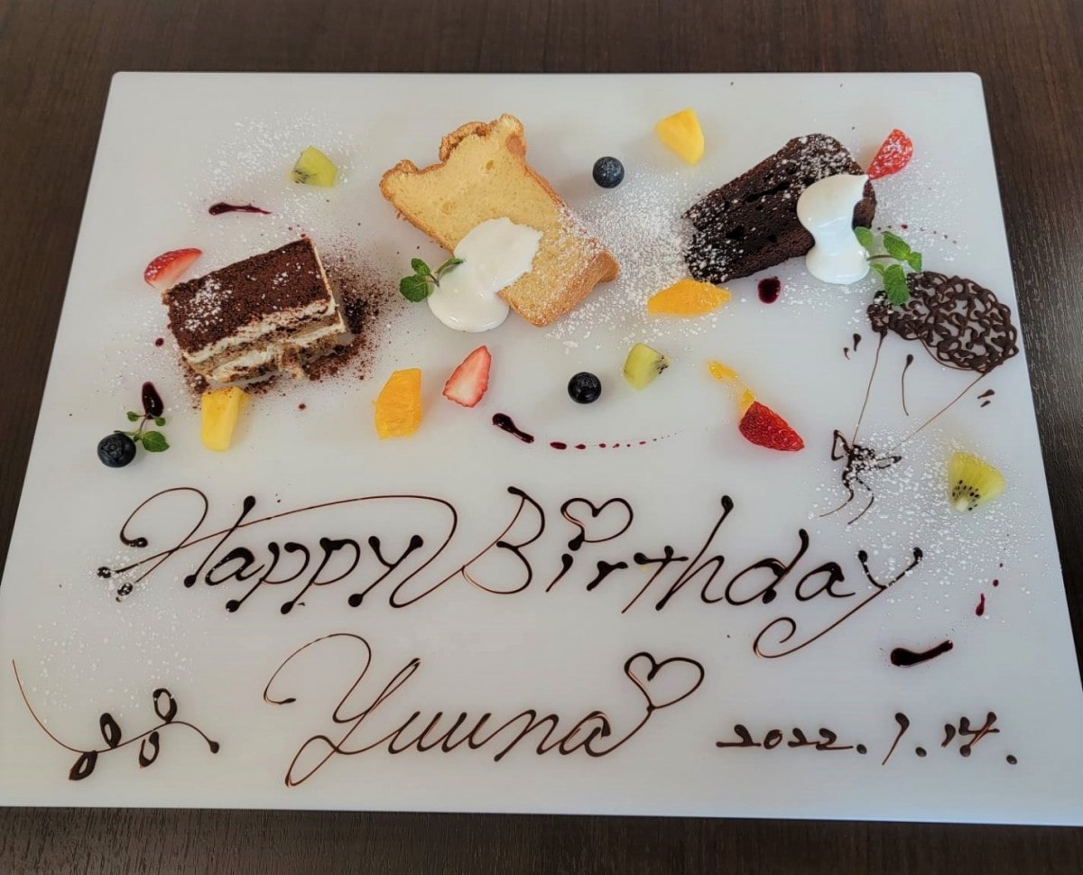 メッセージプレートについての ご案内👨‍🍳 当店ではお客様の 大切な恋人、ご友人の お誕生日のお祝いで お越しいただける方も多くいらっしゃられます🎂 特別な日 ケーキを用意したいけど 持ち歩くには少しでもしっかりお祝いしたい🥂 そんな時はUNに お手伝いさせて